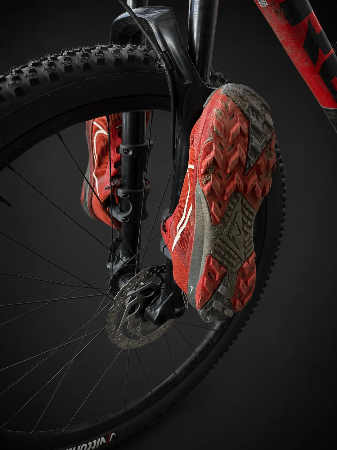 Kit porte-chaussures FIXATRAX monté sur la fourche d’un VTT