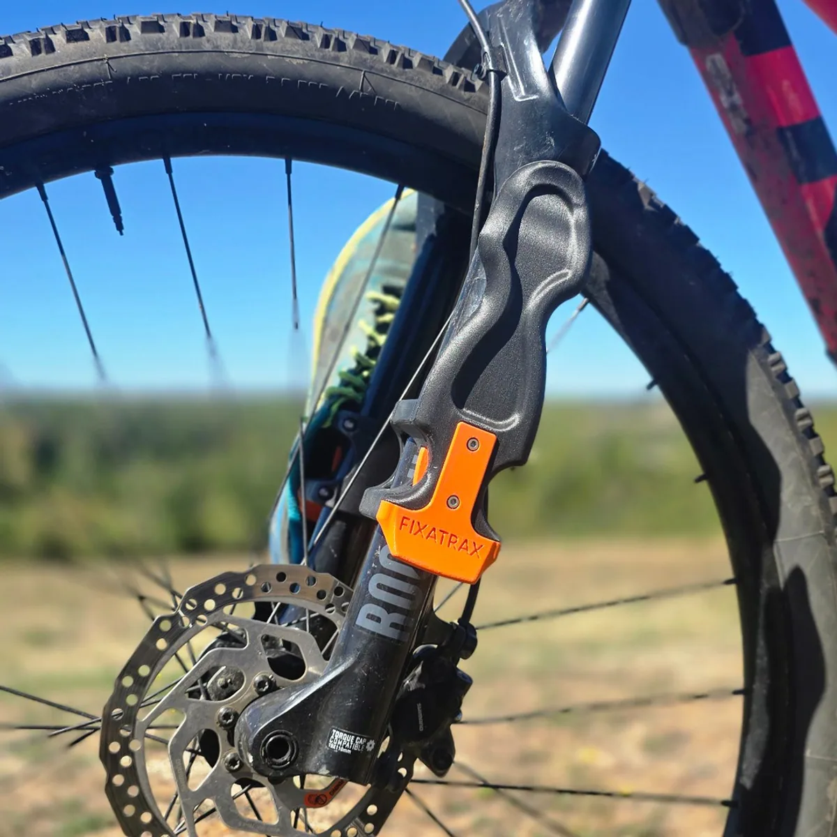Embase Fourche et Modules porte-chaussures FIXATRAX installés sur un VTT, sans les chaussures